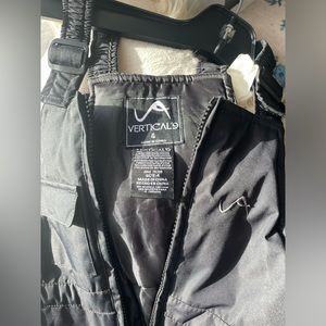 Vertical9 black unisex snow pants used for boy size 4
